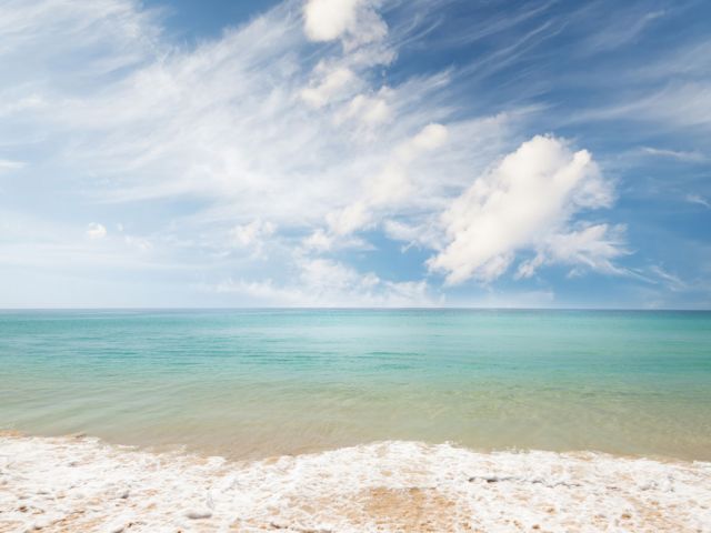 summer-beach-tropical-sea-and-blue-sky-7YF9ER4